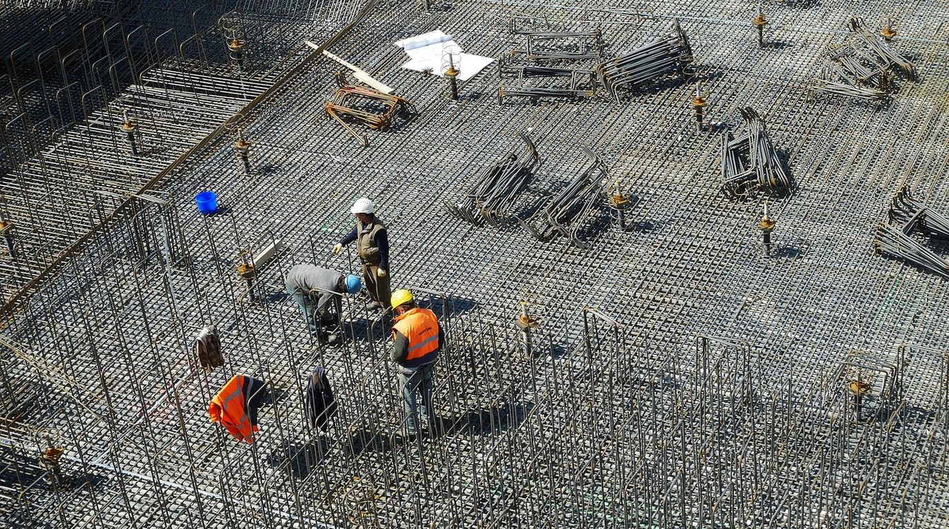 Concreto sendo lançado na obra em Cotia‑SP