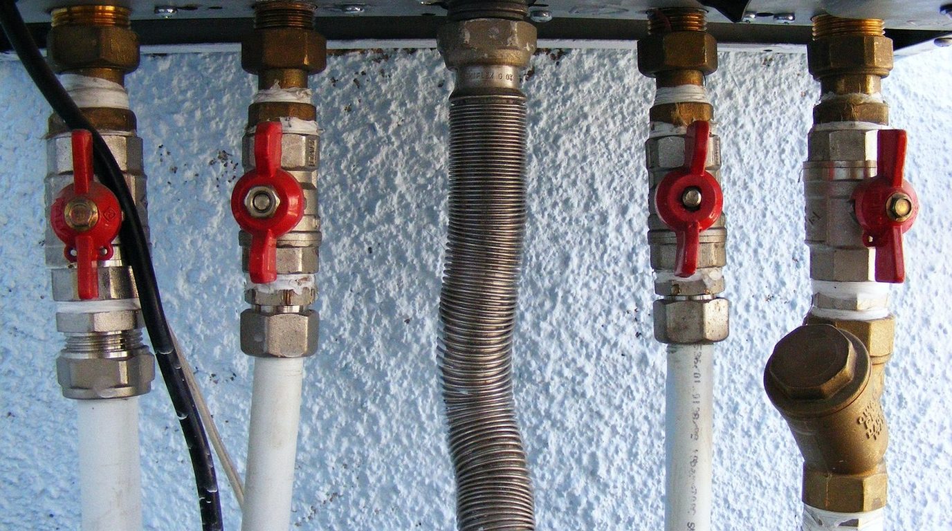 Tubulação de gás de aquecedor sendo instalada perto de mim